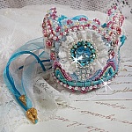Bracelet Beauty Alicia Blue manchette Haute Couture brodé avec des cabochons en Cristal et Résine, chatons Cristal, facettes, dentelle Blanche et Bleu, rubans et rocailles pour un style contemporain